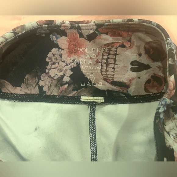 Evolution and Creation Floral Skull Design Capri Leggings - Picture 5 of 9